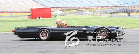 世界上最“扁”的汽車 躺著開！
