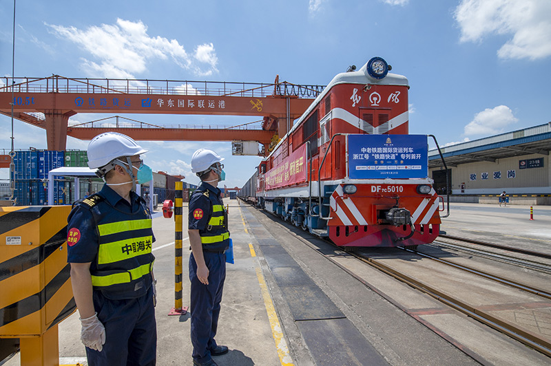 2022年6月29日，浙江金華，中老鐵路國際貨運列車浙江號“鐵路快通”首趟專列經(jīng)海關(guān)監(jiān)管后，從浙江省鐵路金華南站鳴笛啟程，經(jīng)磨憨口岸駛向老撾萬象。