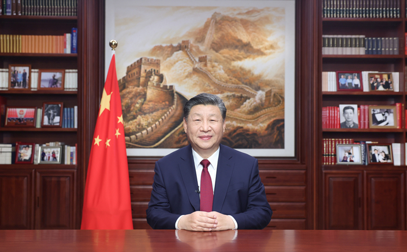 新年前夕，習(xí)近平通過中央廣播電視總臺(tái)和互聯(lián)網(wǎng)，發(fā)表二〇二四年新年賀詞。