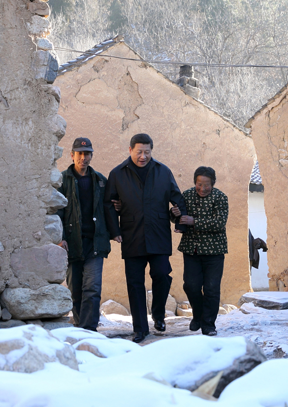 2012年12月30日，習(xí)近平總書記來到地處深山的河北阜平駱駝灣村，走進(jìn)困難群眾唐宗秀家慰問看望。