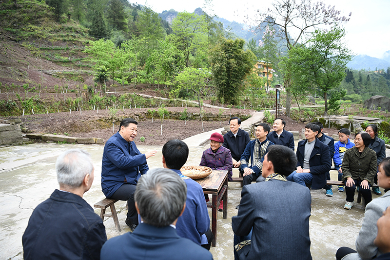 2019年4月15日，習近平總書記在重慶石柱土家族自治縣中益鄉(xiāng)華溪村同村民代表、基層干部、扶貧干部、鄉(xiāng)村醫(yī)生等圍坐在一起，共話脫貧攻堅。