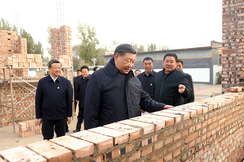 2023年11月10日，習近平總書記在河北保定涿州市刁窩鎮(zhèn)萬全莊村房屋重建施工現(xiàn)場考察。