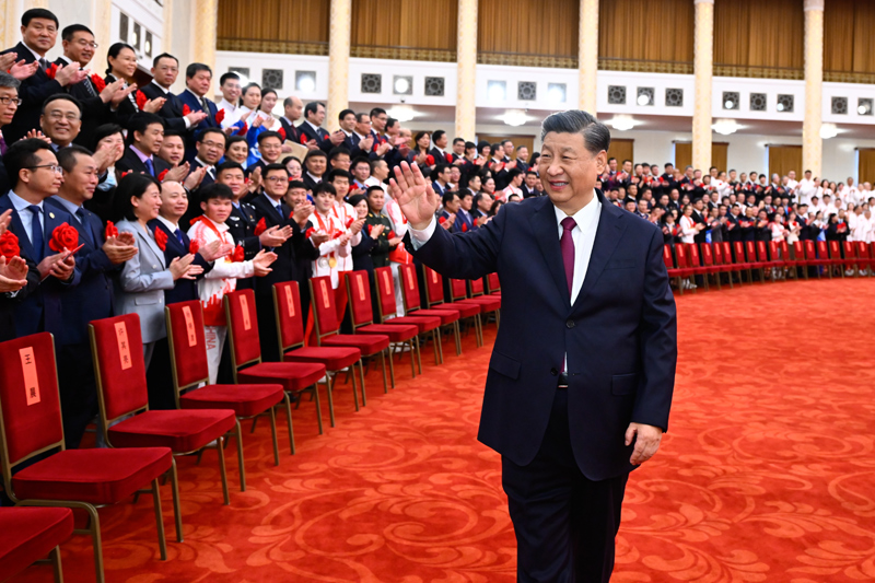 2022年4月8日，北京冬奧會(huì)、冬殘奧會(huì)總結(jié)表彰大會(huì)在北京人民大會(huì)堂隆重舉行。會(huì)前，習(xí)近平等會(huì)見北京冬奧會(huì)、冬殘奧會(huì)突出貢獻(xiàn)集體代表、突出貢獻(xiàn)個(gè)人和中國體育代表團(tuán)成員。