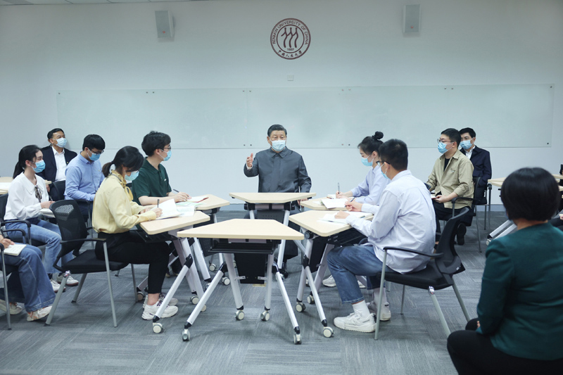 2022年4月25日，習(xí)近平總書記來到中國(guó)人民大學(xué)考察調(diào)研。這是總書記在立德樓觀摩思政課智慧教室現(xiàn)場(chǎng)教學(xué)并參與討論。