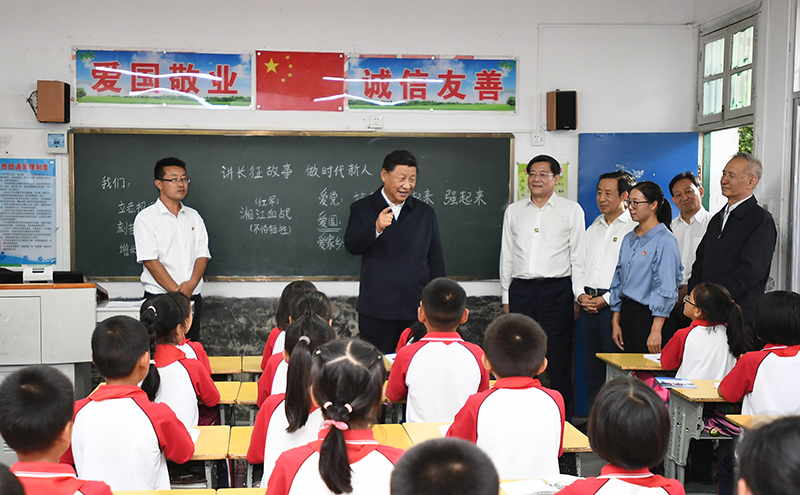 2020年9月16日，習(xí)近平總書記在湖南省郴州市汝城縣文明瑤族鄉(xiāng)第一片小學(xué)，同正在上思政課的同學(xué)們親切交流。