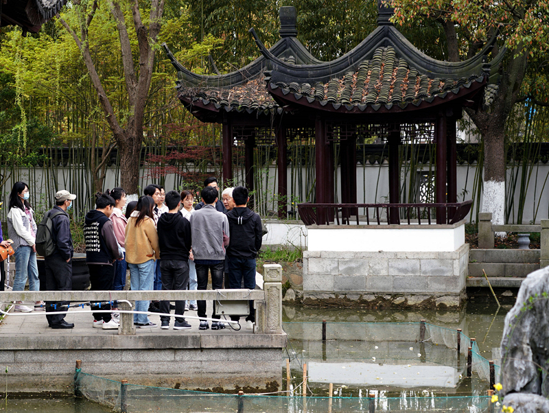 2021年3月30日，在上海交通大學(xué)南蘇園的“微型洱海”旁，孔海南教授為學(xué)生們打造“沉浸式”思政課。