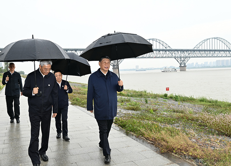 2023年10月10日至13日，中共中央總書記、國家主席、中央軍委主席習近平在江西考察。這是10日下午，習近平在長江國家文化公園九江城區(qū)段考察時，冒雨沿江堤步行察看沿岸風貌。新華社記者 謝環(huán)馳 攝