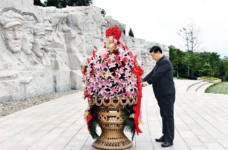 2021年4月25日至27日，中共中央總書記、國家主席、中央軍委主席習(xí)近平在廣西考察。這是25日上午，習(xí)近平在位于桂林市全州縣的紅軍長征湘江戰(zhàn)役紀(jì)念園，向湘江戰(zhàn)役紅軍烈士敬獻(xiàn)花籃。 新華社記者 謝環(huán)馳/攝