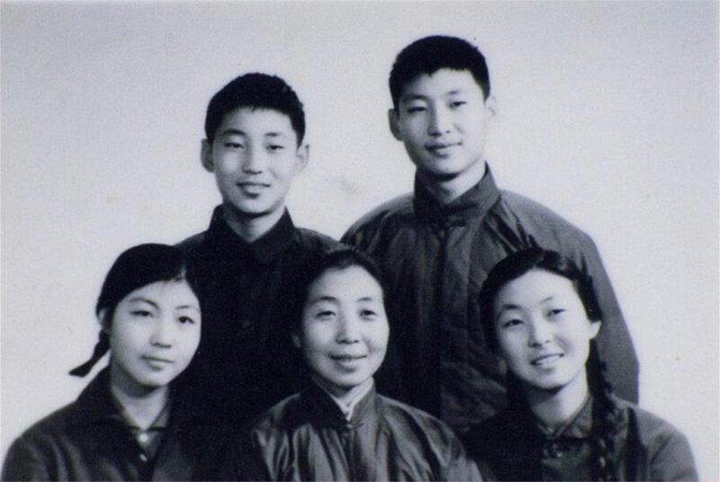 1972年冬，齊心和子女們。前排右起:齊橋橋、齊心、習(xí)安安。后排右起:習(xí)近平、習(xí)遠平。