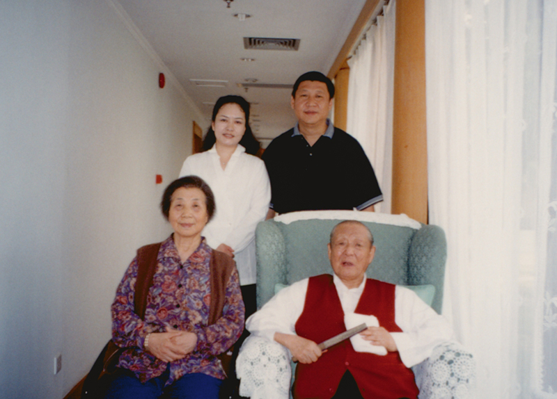 這是習(xí)近平、彭麗媛同習(xí)仲勛、齊心的合影。