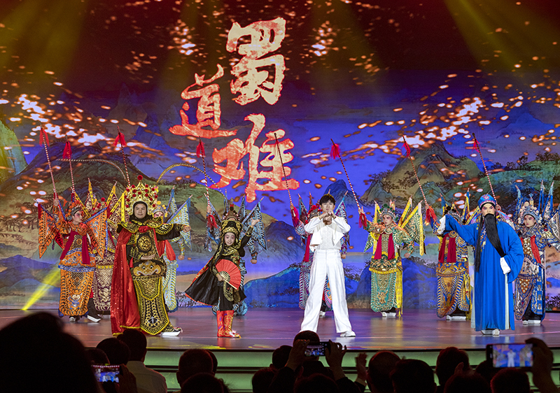 2023年10月13日，成都，“把青春華章寫在祖國大地上”大思政課網(wǎng)絡(luò)主題宣傳和互動(dòng)引導(dǎo)活動(dòng)在四川大學(xué)舉行。