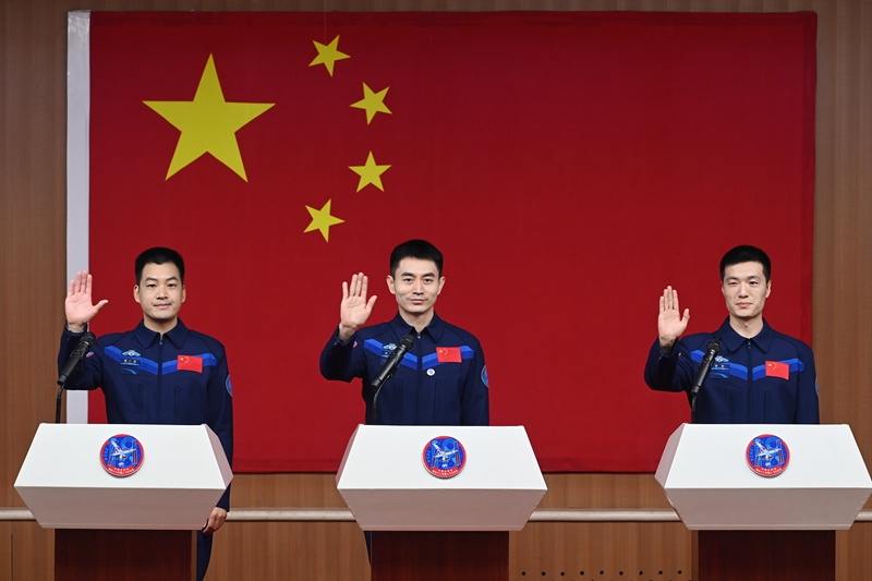 2024年月24日，神舟十八號載人飛行任務航天員葉光富（中）、李聰（右）、李廣蘇在酒泉衛(wèi)星發(fā)射中心問天閣與媒體記者集體見面。