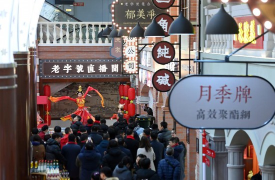 顧客在天津老字號(hào)集合店內(nèi)觀看演出。新華社記者 趙子碩 攝
