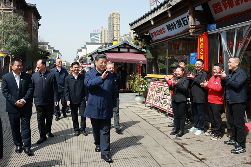 2024年3月19日上午，習(xí)近平在常德河街考察時(shí)，同店主和游客親切交流。新華社記者 王曄 攝