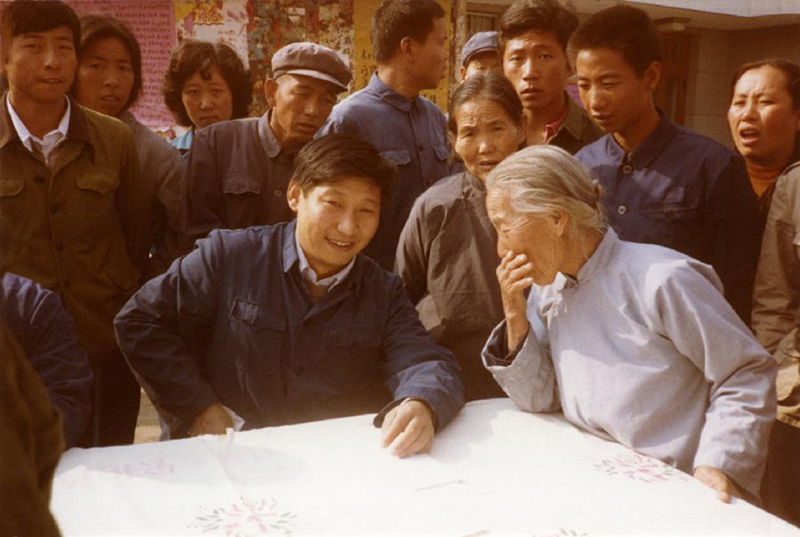 1983年，時任河北正定縣委書記的習(xí)近平（前排居中），臨時在大街上擺桌子聽取老百姓意見。