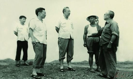 1978年8月，習(xí)仲勛（左三）在廣東惠陽農(nóng)村調(diào)研。在清華大學(xué)讀書的習(xí)近平（左一）利用暑假時間參加社會實踐，隨同父親一起下鄉(xiāng)。