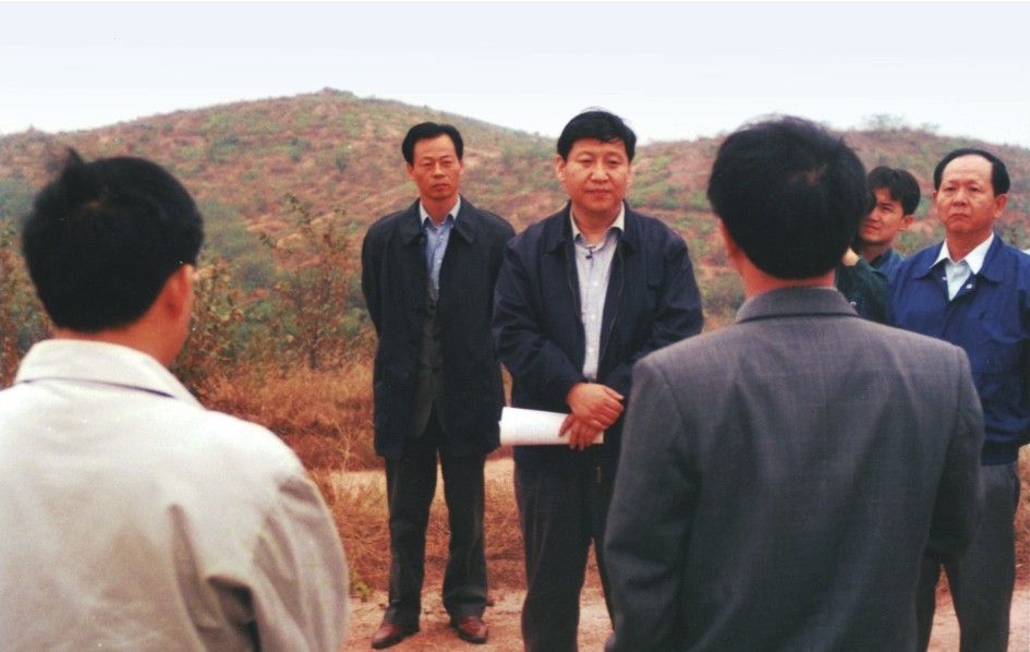 1999年11月，習(xí)近平在龍巖市長(zhǎng)汀縣河田水土流失治理區(qū)調(diào)研。圖源：《習(xí)近平在福建（下）》