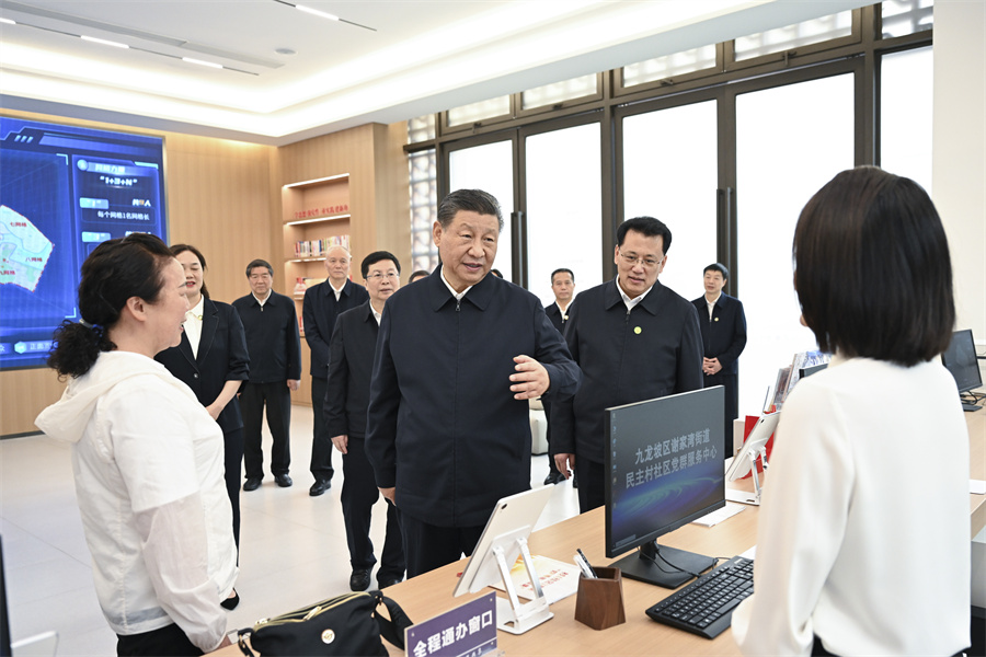 2024年4月22日至24日，中共中央總書記、國家主席、中央軍委主席習近平在重慶考察。這是22日下午，習近平在九龍坡區(qū)謝家灣街道民主村社區(qū)考察。新華社記者 謝環(huán)馳 攝