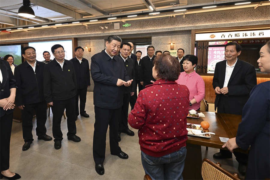 2024年4月22日下午，習(xí)近平在九龍坡區(qū)謝家灣街道民主村社區(qū)考察時(shí)，同正在社區(qū)食堂就餐的群眾親切交流。新華社記者 謝環(huán)馳 攝