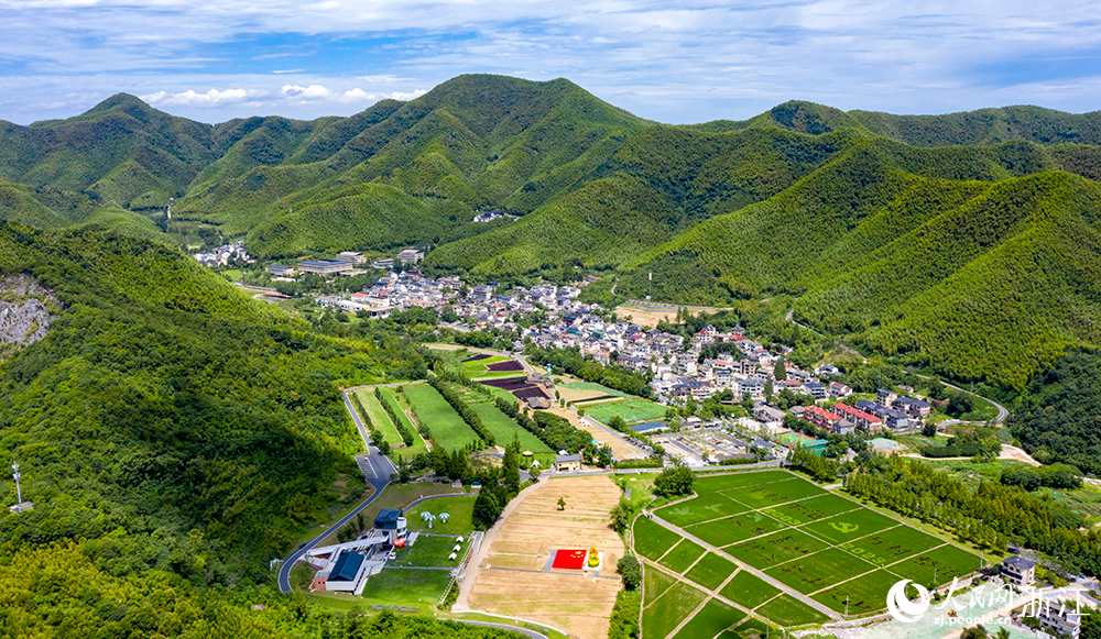俯瞰余村全貌。人民網(wǎng) 章勇濤 攝