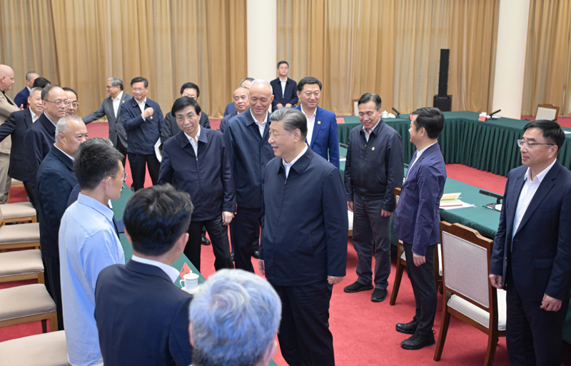 2024年5月23日，習(xí)近平總書記在山東省濟(jì)南市主持召開(kāi)企業(yè)和專家座談會(huì)并發(fā)表重要講話。這是總書記同參會(huì)的企業(yè)和專家代表親切交流。
