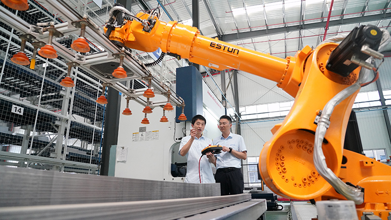 2023年8月26日，武漢，湖北長(zhǎng)江電氣有限公司智能車間，工作人員正在操作智能機(jī)械臂。