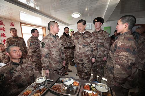 2014年1月26日中午，習(xí)近平來到連隊(duì)食堂，同戰(zhàn)士們一起用餐。新華社記者 李剛 攝