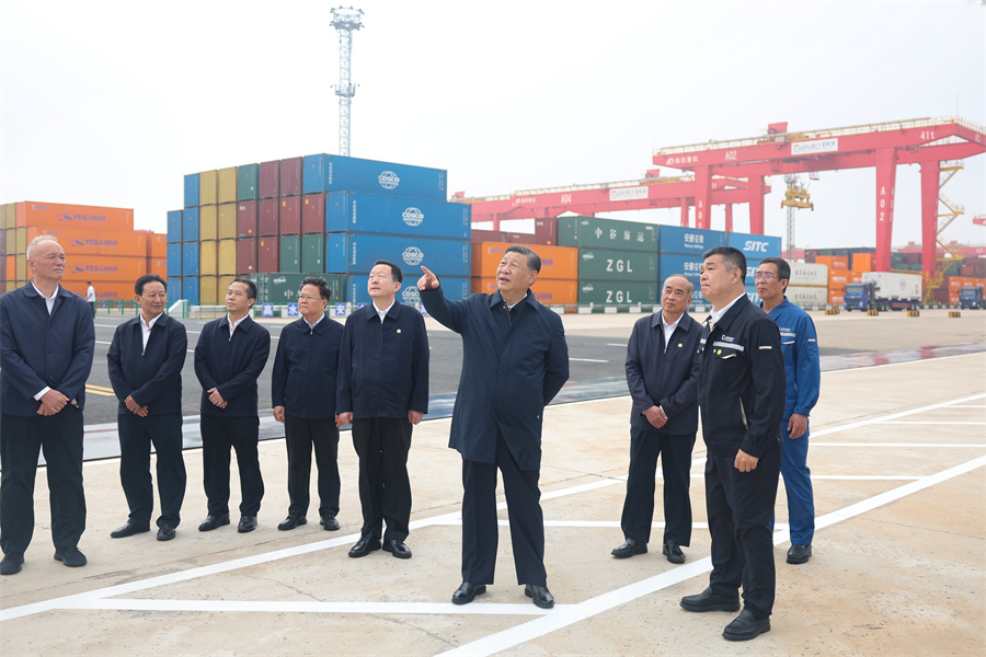2024年5月22日至24日，中共中央總書記、國(guó)家主席、中央軍委主席習(xí)近平在山東考察。這是22日下午，習(xí)近平在日照港察看全自動(dòng)化集裝箱碼頭作業(yè)場(chǎng)景。新華社記者 鞠鵬 攝