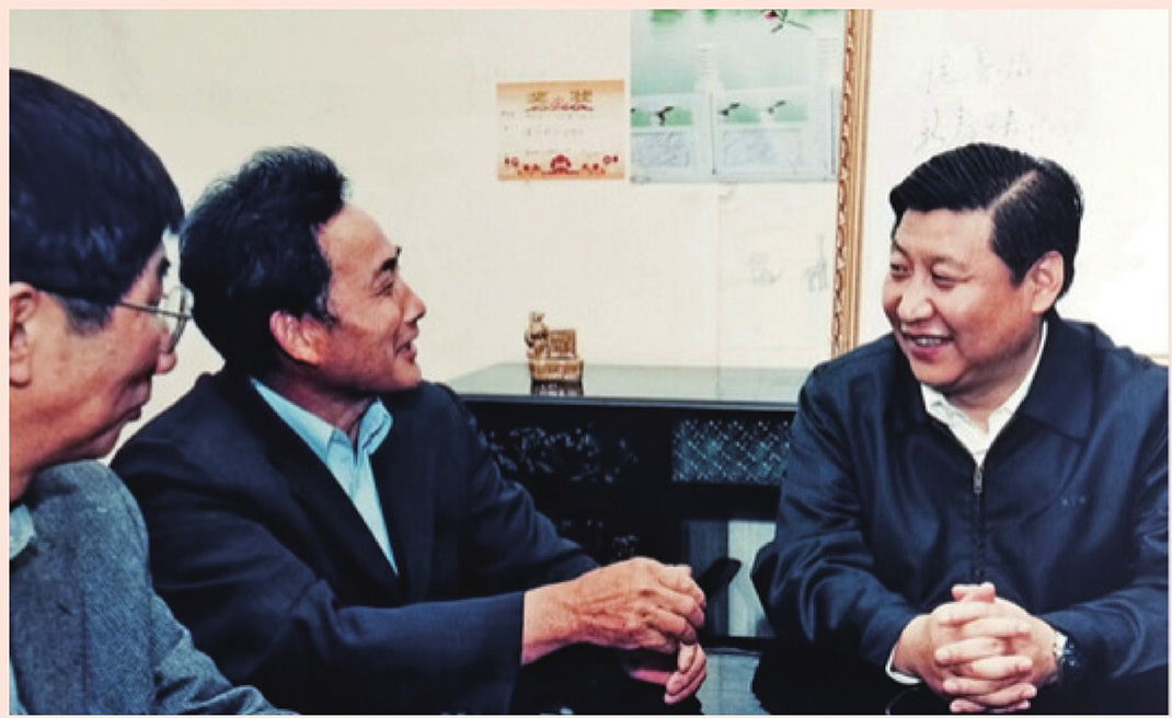 2003年4月24日，時(shí)任浙江省委書(shū)記習(xí)近平在浙江下姜村調(diào)研。