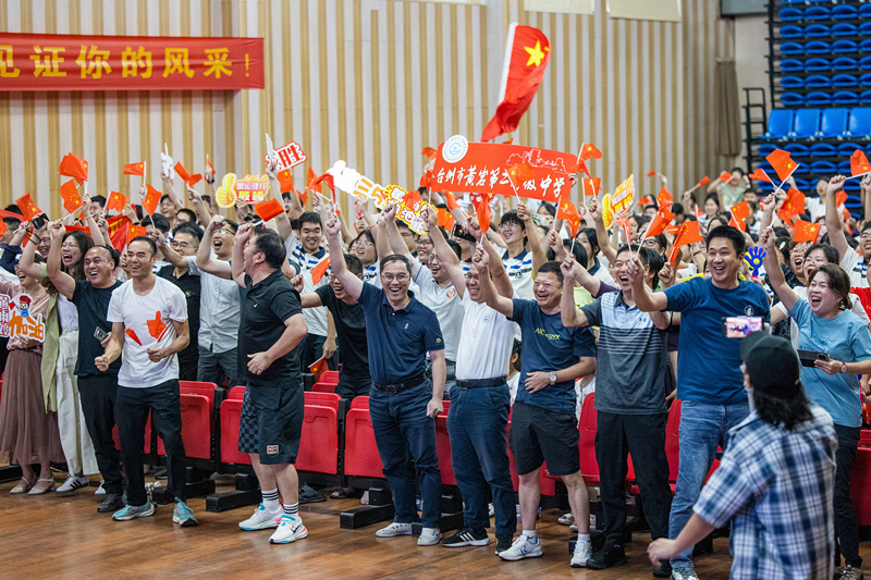 北京時間7月27日，2024年巴黎奧運會首個比賽日，在射擊10米氣步槍混合團(tuán)體比賽中，中國選手黃雨婷/盛李豪獲得金牌。圖為黃雨婷的母校師生們通過收看奧運直播的方式為她加油助威。