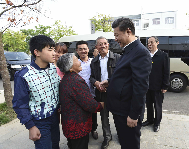 2016年4月25日，習(xí)近平在安徽省滁州市鳳陽縣小崗村看望當(dāng)年大包干帶頭人嚴金昌（右三）一家。
